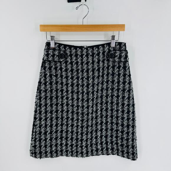 Ann Taylor Black White Tweed Boucle A-Line Mini Skirt Size 0 Work Classic - Picture 1 of 6